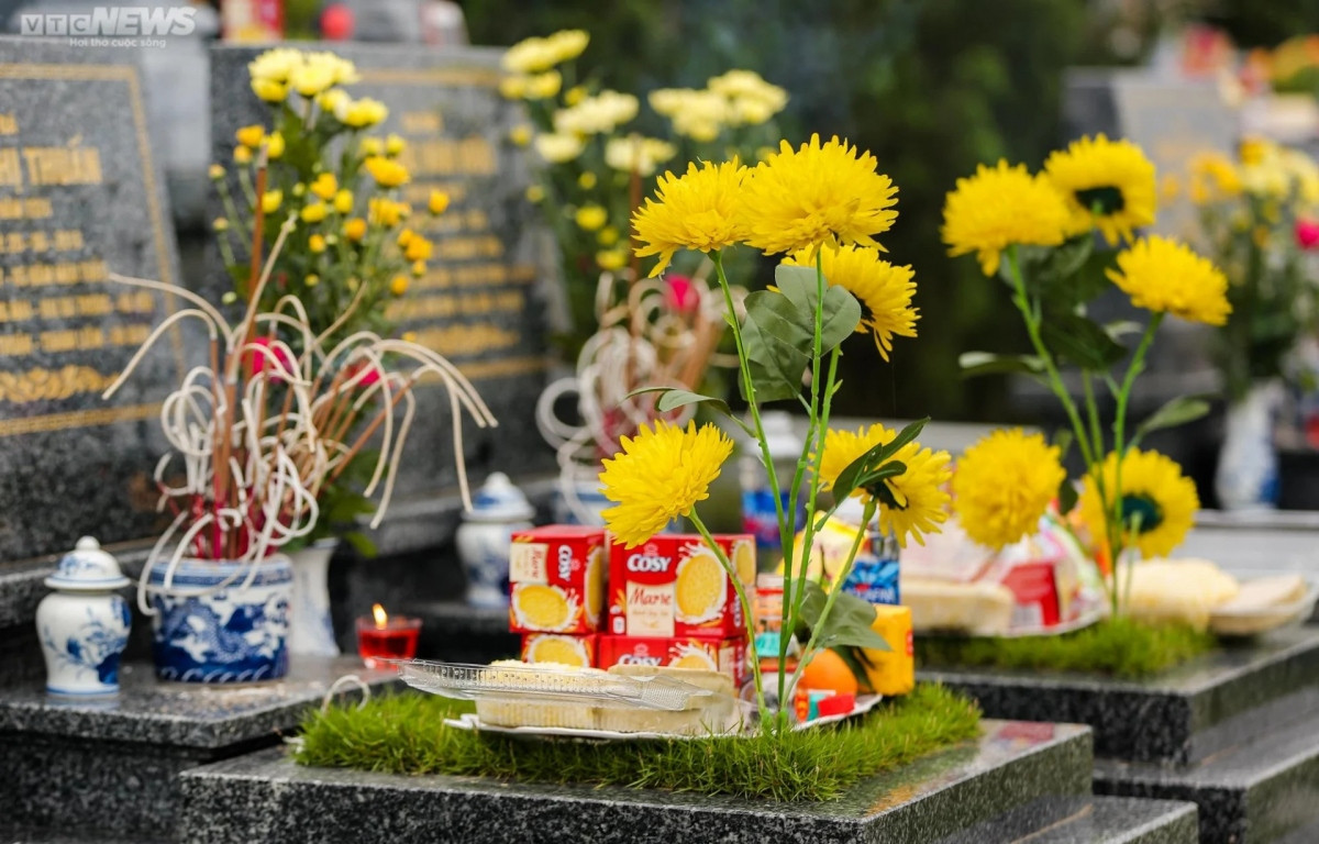 paying tribute to the deceased in grave-visiting festival picture 6