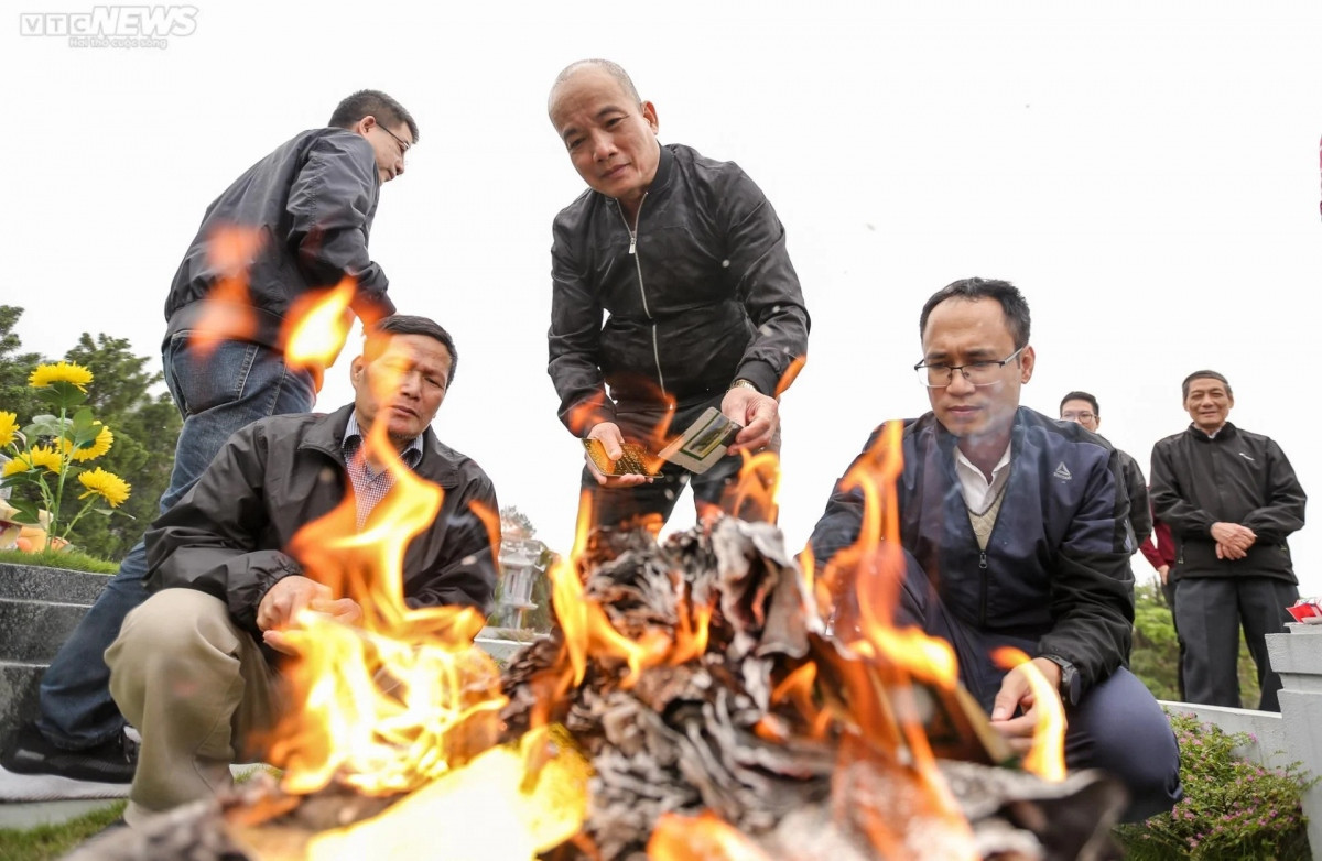 paying tribute to the deceased in grave-visiting festival picture 9