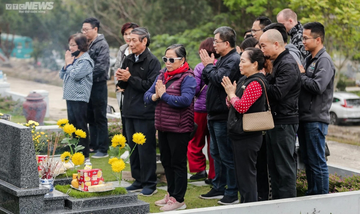 paying tribute to the deceased in grave-visiting festival picture 10