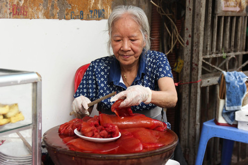 Quán sứa đỏ Hà Nội ba đời cắt bằng thanh tre, ủ sứa trong chậu sành trăm tuổi