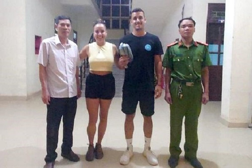 Spanish tourists thank Phong Nha police for helping find lost belongings