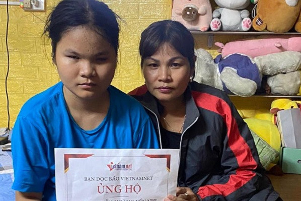 Trao hơn 30 triệu đồng đến em Nguyễn Hoàng Yến Nhi bị ung thư võng mạc