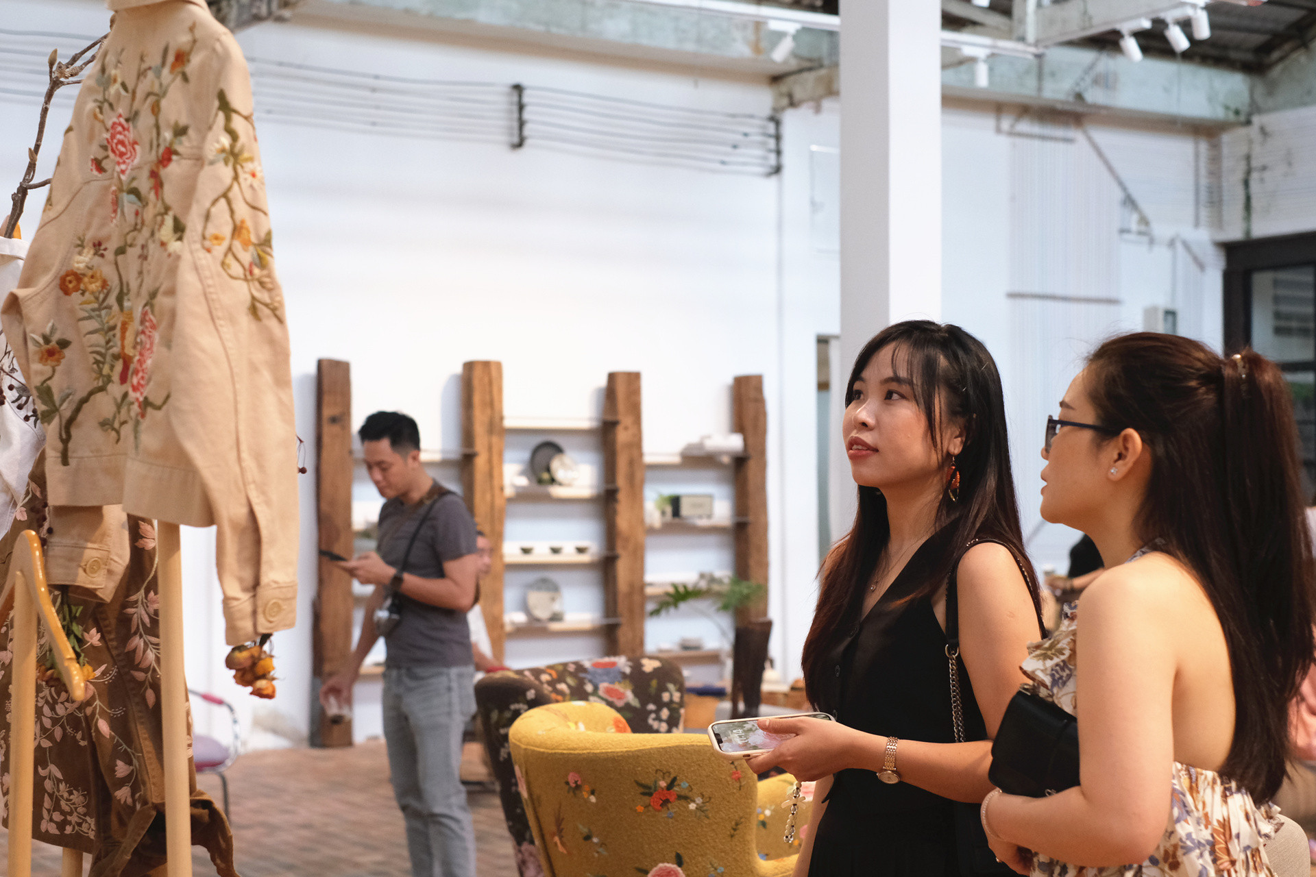 Triển lãm của bốn người yêu đắm say văn hóa Việt