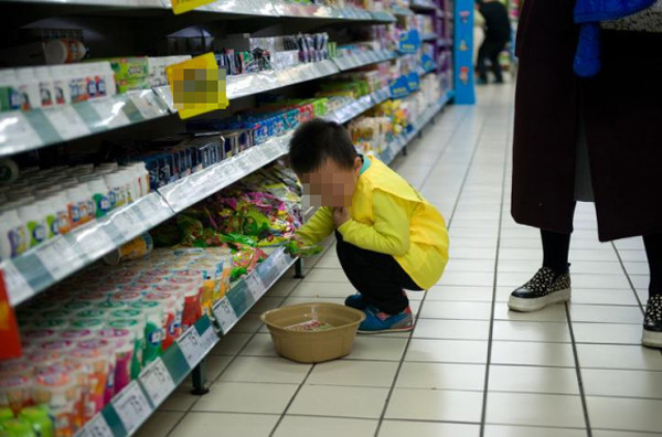 Cháu làm vỡ trứng bị đòi đền gấp 10 lần, lời của người bà làm cô bán hàng xấu hổ