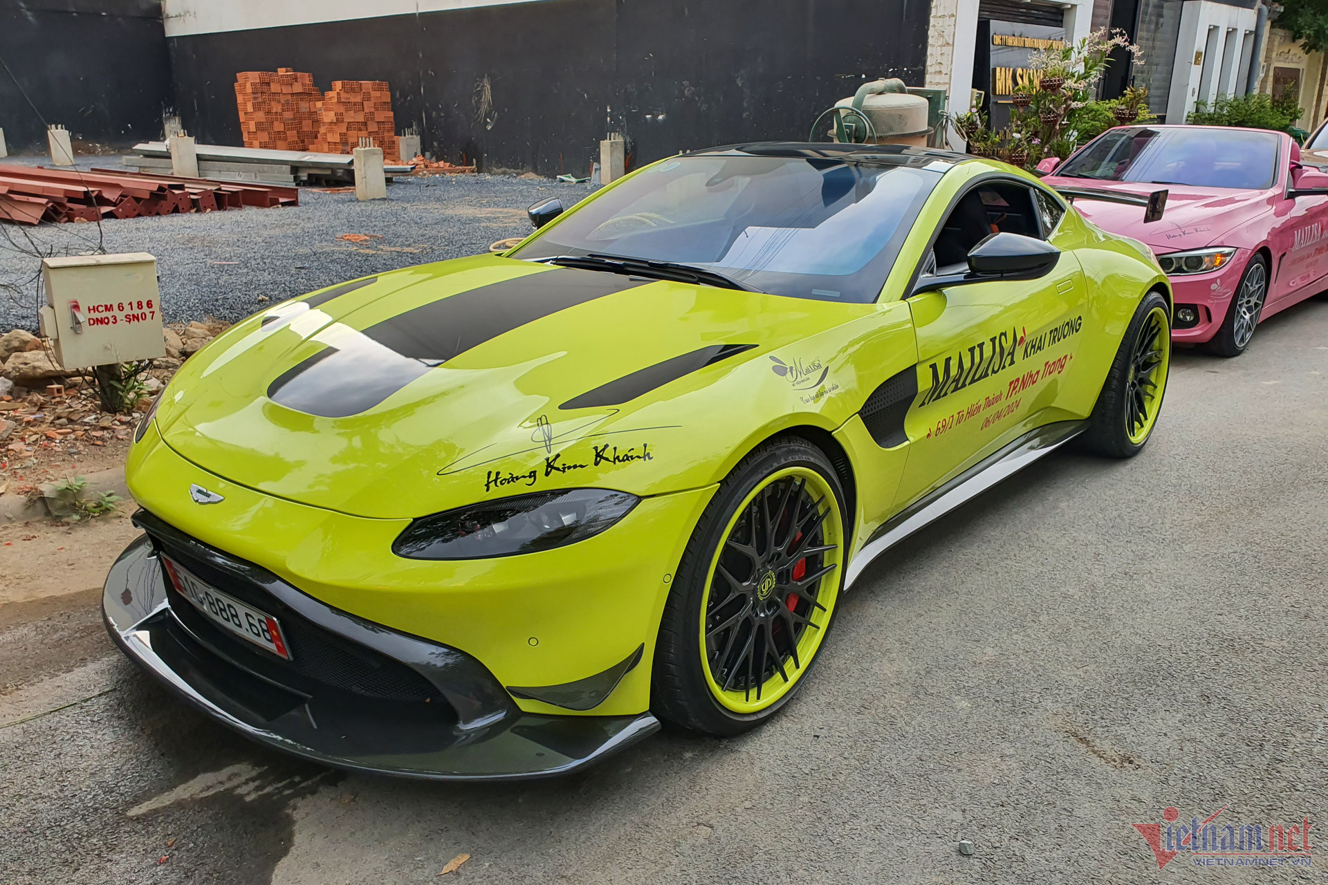 W-aston-martin-vantage-2-11.jpg