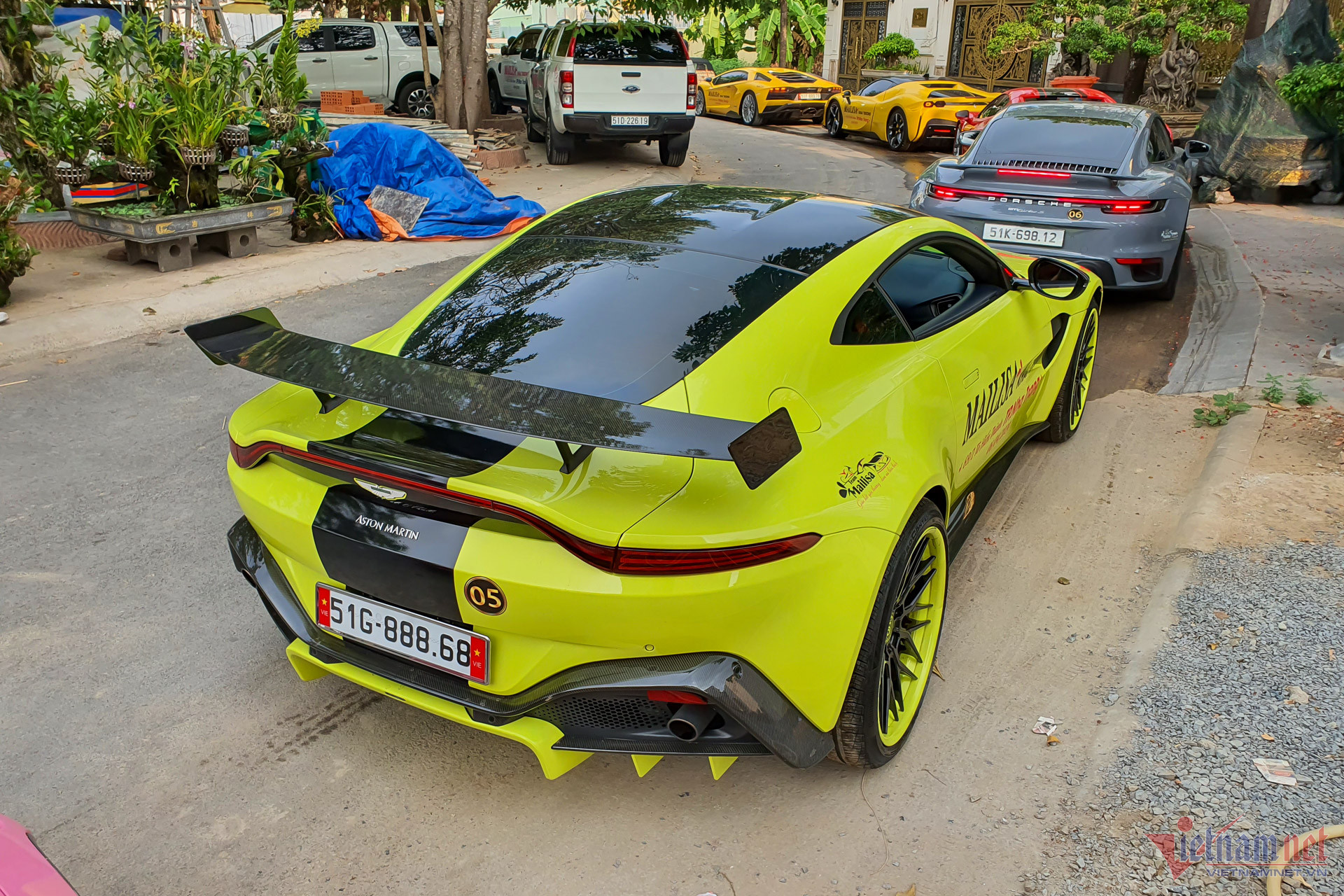 W-aston-martin-vantage-3-10.jpg