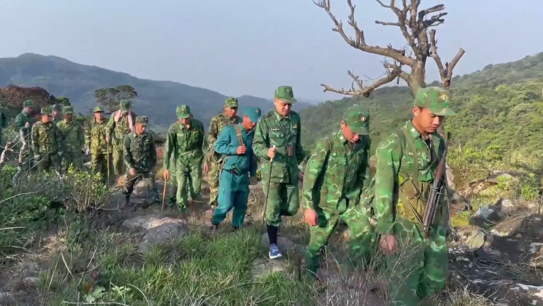 anh 1: Đồn Biên phòng CKQT Cha Lo, BĐBP tỉnh Quảng Bình (Việt Nam) đã phối hợp với hai đại đội Biên phòng thuộc Bộ Chỉ huy Quân sự tỉnh Khăm Muồn (Lào) tổ chức tuần tra song phương đoạn biên giới Việt Nam – Lào. .png