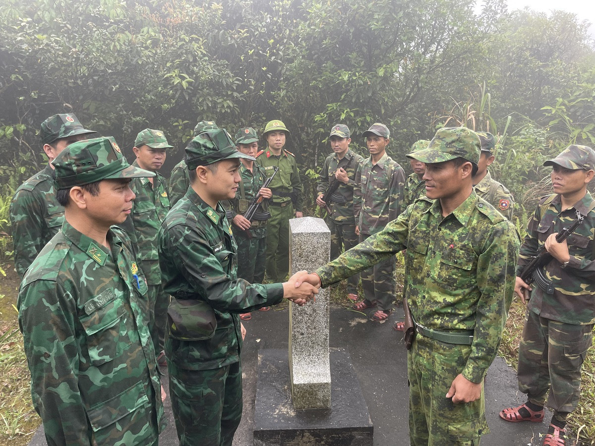 anh 10 Tuần tra song phương là hoạt động quan trọng của cả 2 bên nhằm kịp thời phát hiện, giải quyết các vụ việc vi phạm quy chế biên giới, bảo vệ an ninh, an toàn đường biên giới chung. .jpg