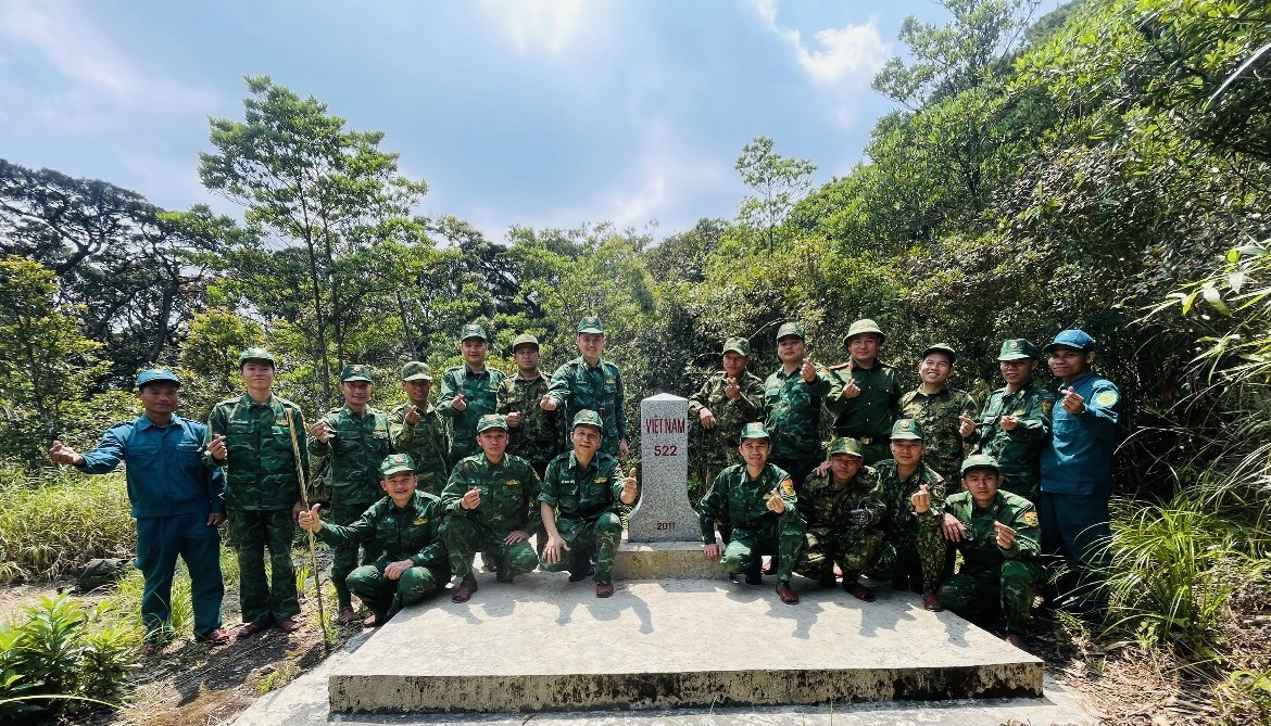 anh 11 Lực lượng bảo vệ biên giới 2 tỉnh chụp ảnh lưu niệm trước khi chia tay. .jpg