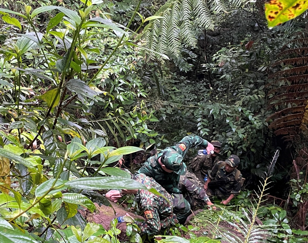 anh 2 Nhiều chặng phải vượt qua núi đá tai mèo dốc đứng trên đường hành quân lên mốc giới. .jpg