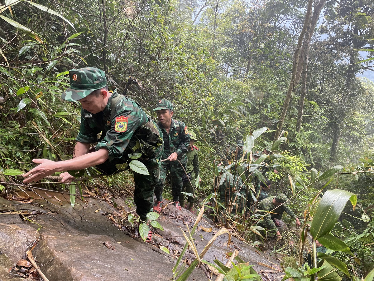 anh 3 Cán bộ, chiến sỹ vượt qua dốc đá tai mèo cheo leo, trơn trượt. .jpg