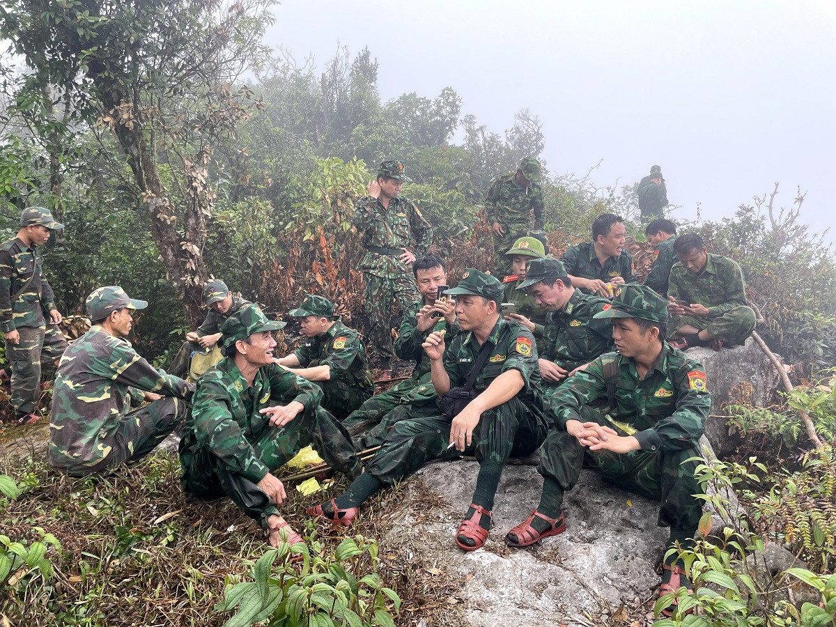 anh 4 Những phút nghỉ ngơi trên đường hành quân. .jpg