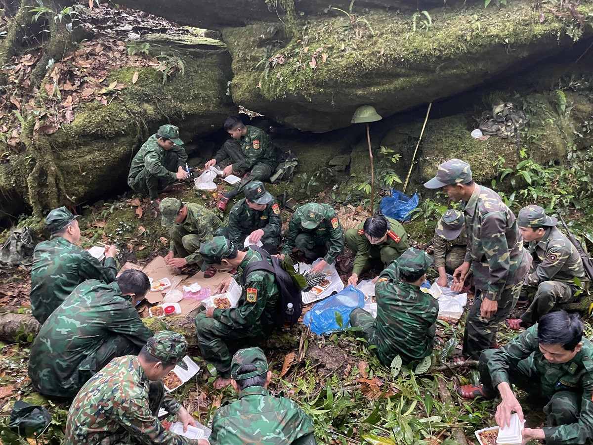 anh 5 Bữa cơm chung của cán bộ, chiến sĩ 2 đơn vị mang đậm tình hữu nghị và gắn bó keo sơn Việt Nam-Lào. .jpg