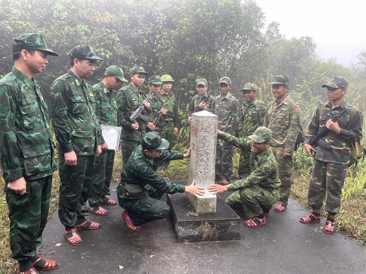 anh 6 Lực lượng bảo vệ biên giới 2 tỉnh của Việt Nam và Lào đến được cột mốc số 522. .jpg