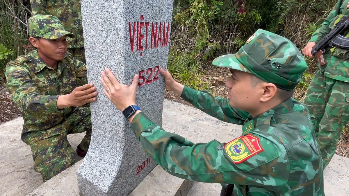 anh 7 Cột mốc này nằm ở vị trí cao nhất trên đỉnh núi Giăng Màn, cao gần 2.000m so với mực nước biển. .jpg