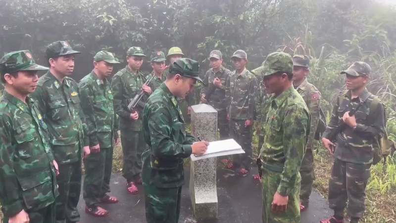 anh 8 Sau khi kiểm tra kỹ lưỡng dấu hiệu đường biên giới, tình trạng an toàn của cột mốc 522, chỉ huy của tổ công tác Đồn Biên phòng cửa khẩu quốc tế Cha Lo, Quảng Bình và Đại đội Biên phòng 311 và 312, Khammouane ký biên bản ngay tại hiện trường. .png