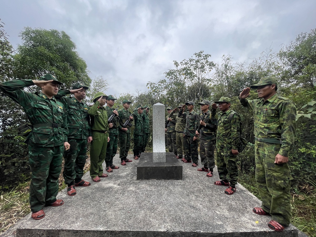 anh 9 Lực lượng bảo vệ biên giới 2 tỉnh làm lễ chào, kết thúc chuyến tuần tra song phương mang lại kết quả cao. .jpg