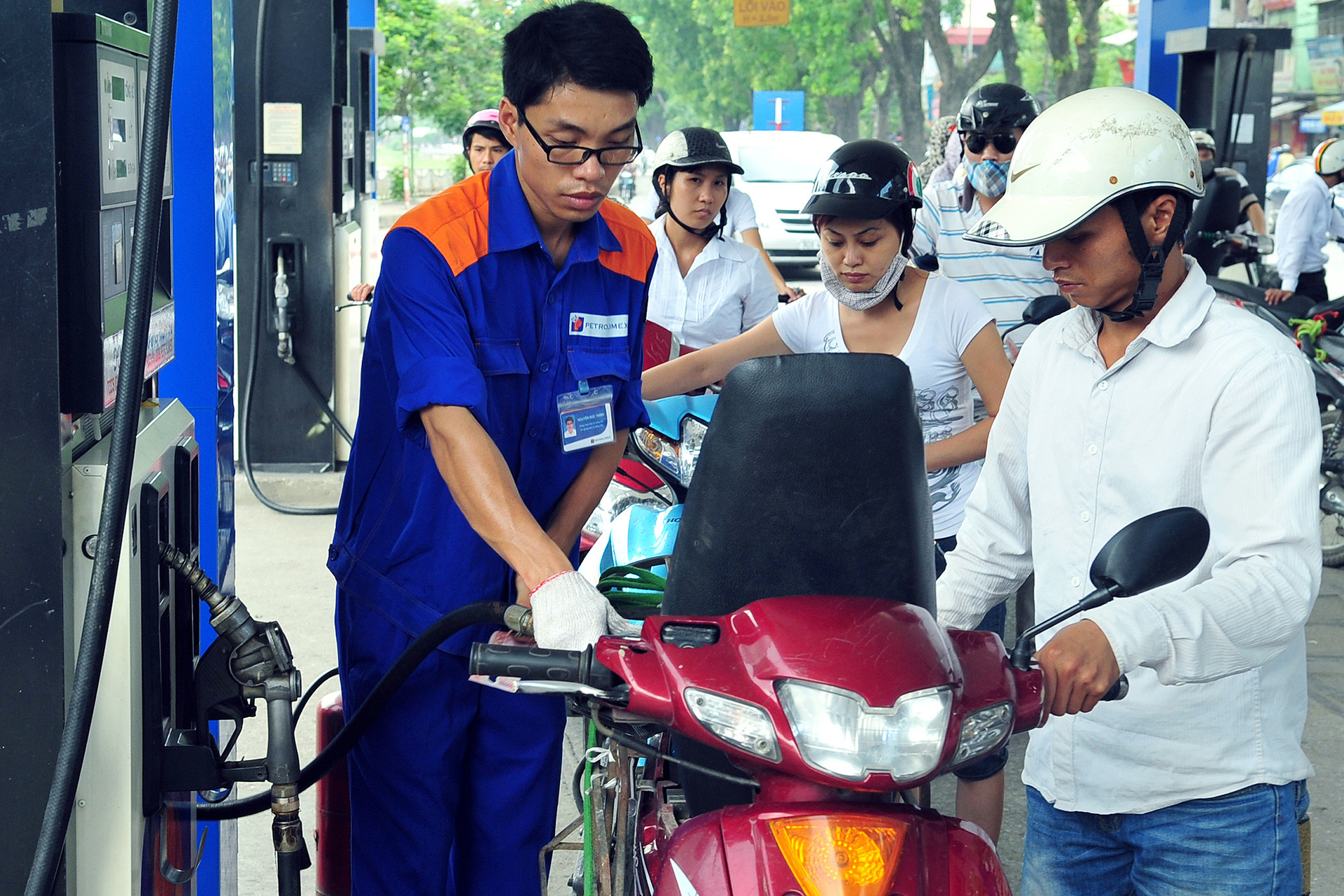 Giá xăng trong nước có thể tăng tiếp dù dầu thế giới hạ nhiệt