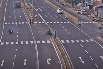 Khoảnh khắc ô tô lật nhào trên đường cao tốc khiến 5 người thiệt mạng