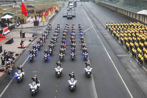 Lần đầu tiên hơn 100 xe đặc chủng của cảnh sát cơ động phô diễn sức mạnh