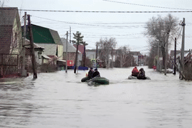 Lũ lụt khiến phố biến thành sông, Nga, Kazakhstan sơ tán hơn 100.000 người