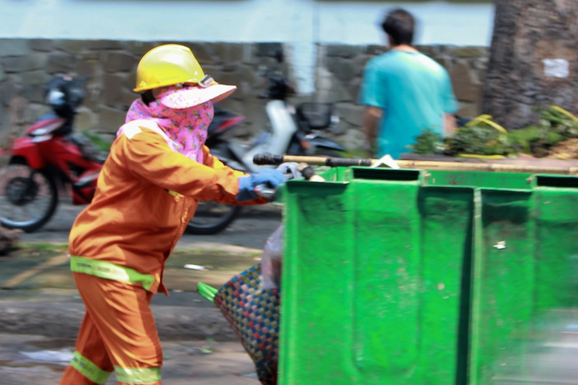 TP.HCM nắng nóng, người 'đu mình' ở nơi chạm là giật bắn, người chờ lao ra đường