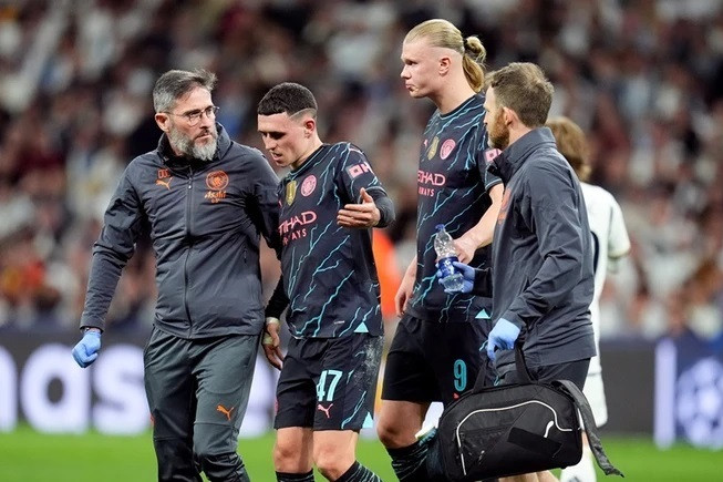 Pep cười tươi dù bị Phil Foden gắt gỏng ở trận hòa Real Madrid