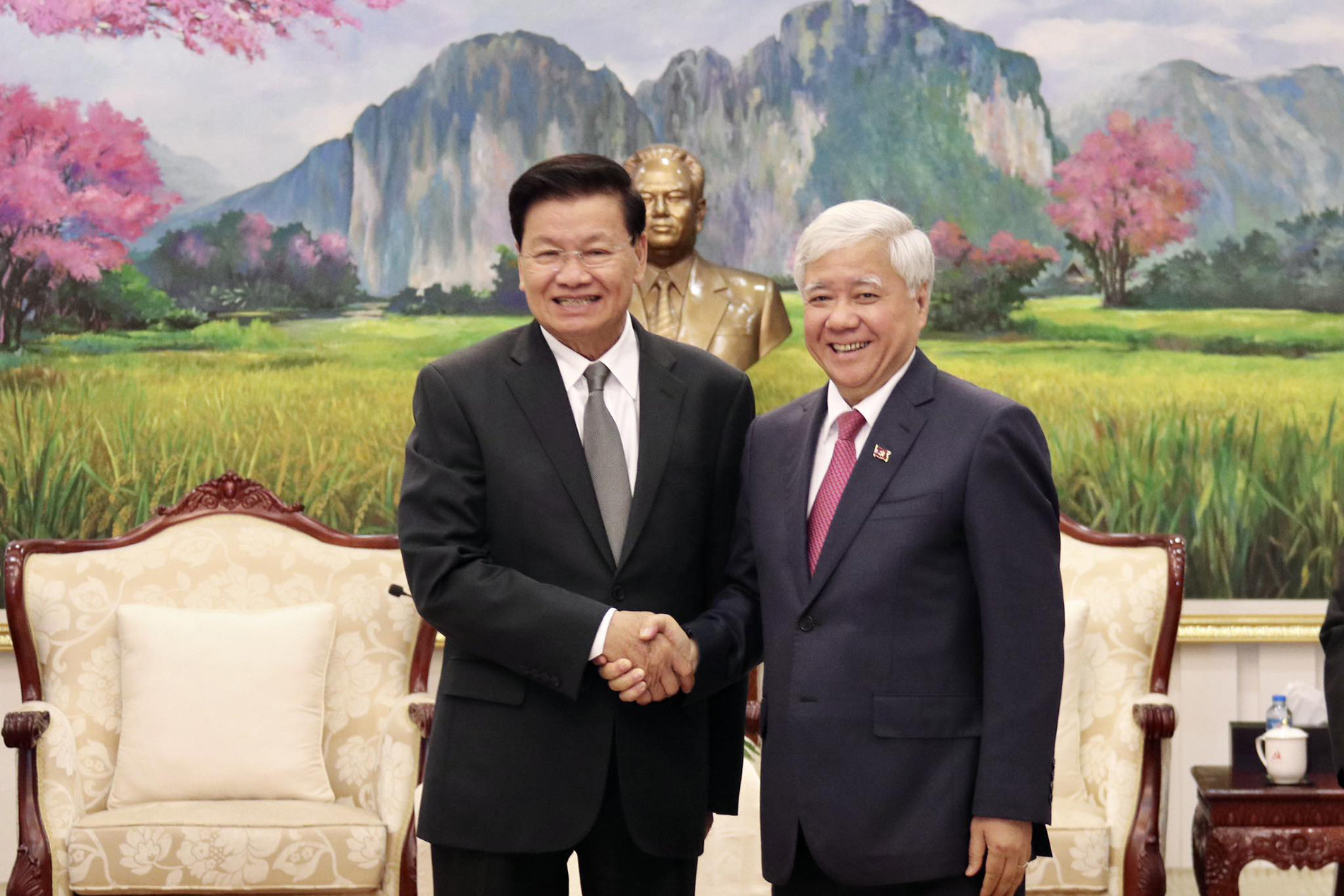Tổng Bí thư Lào tiếp Chủ tịch MTTQ Việt Nam Đỗ Văn Chiến