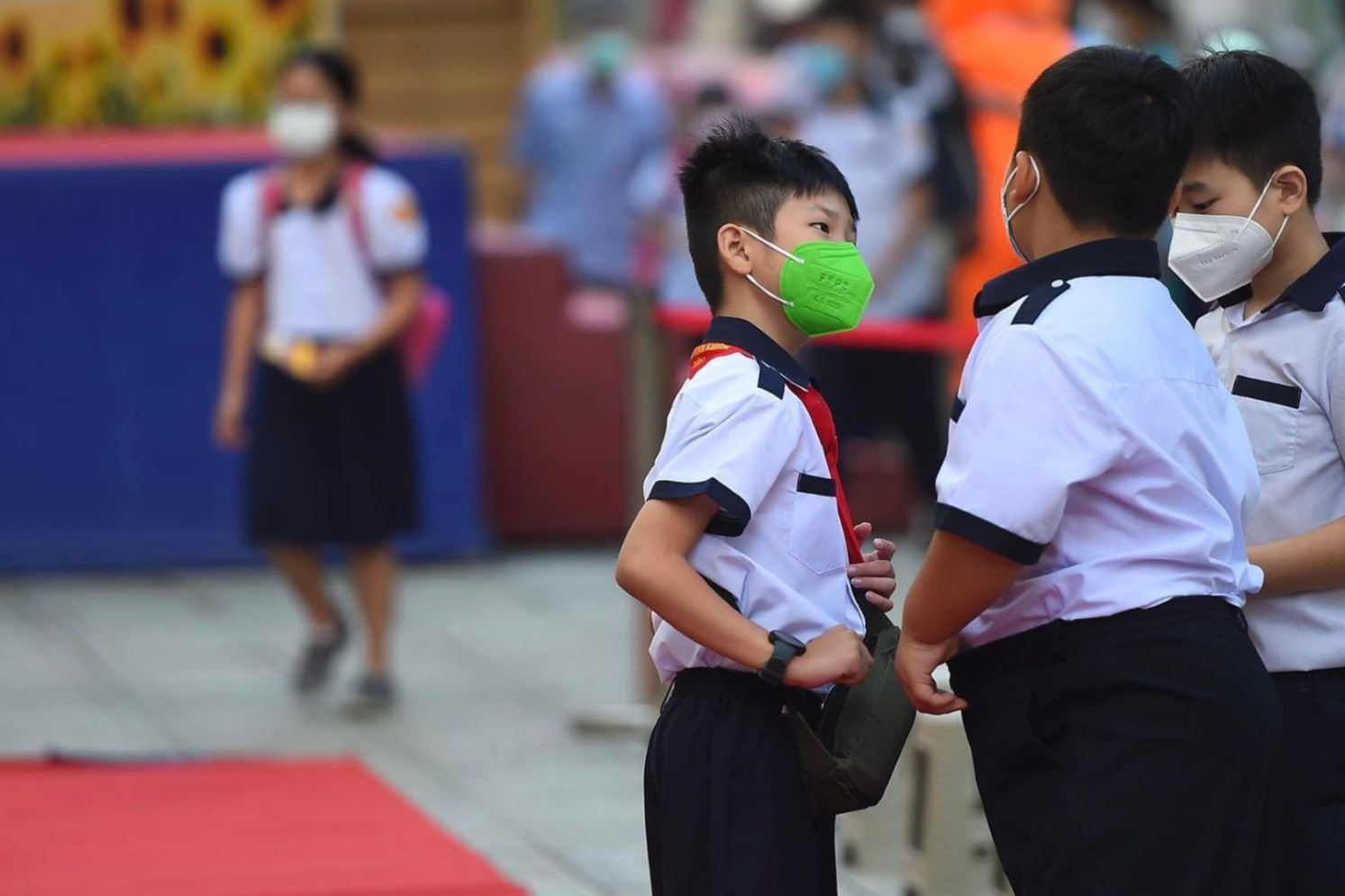 Bi hài Kế hoạch nhỏ: Mẹ hỏi khắp nơi xin vỏ lon bia cho con đủ chỉ tiêu