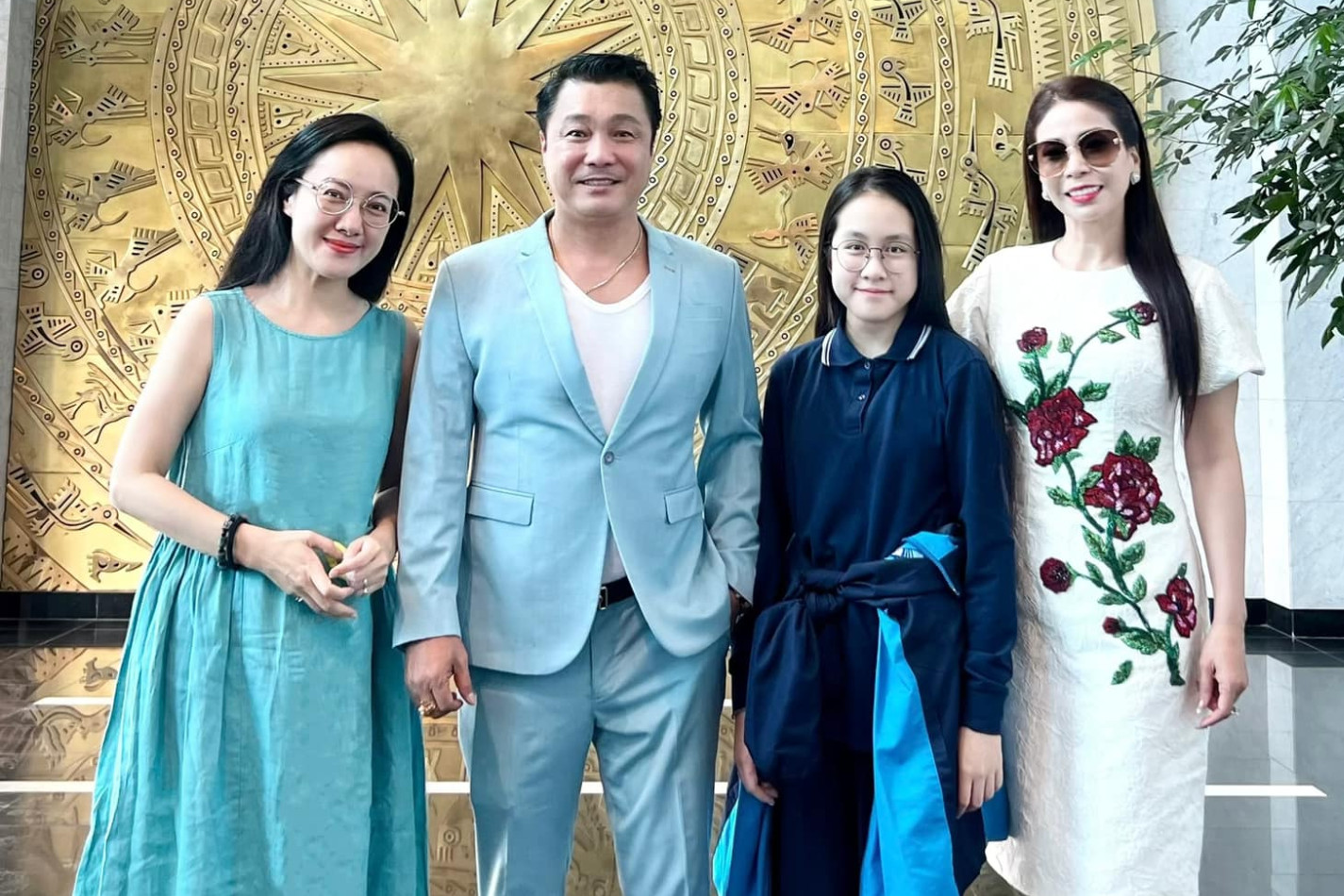 BTV Hoài Anh VTV và diễn viên Lý Hùng tình cờ mặc đồ đôi giống nhau