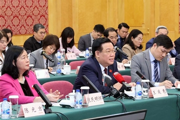 Chủ tịch Quốc hội thăm và làm việc tại khu thí điểm thương mại tự do Thượng Hải