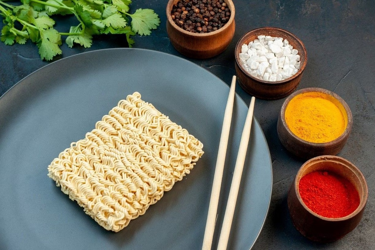Điều gì xảy ra với cơ thể khi bạn ăn mì gói hằng ngày?