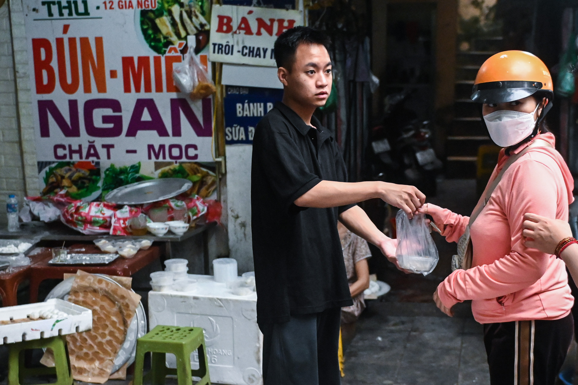 Hàng rau, bún bất ngờ đổi nghề, nửa ngày bán cả trăm cân bột