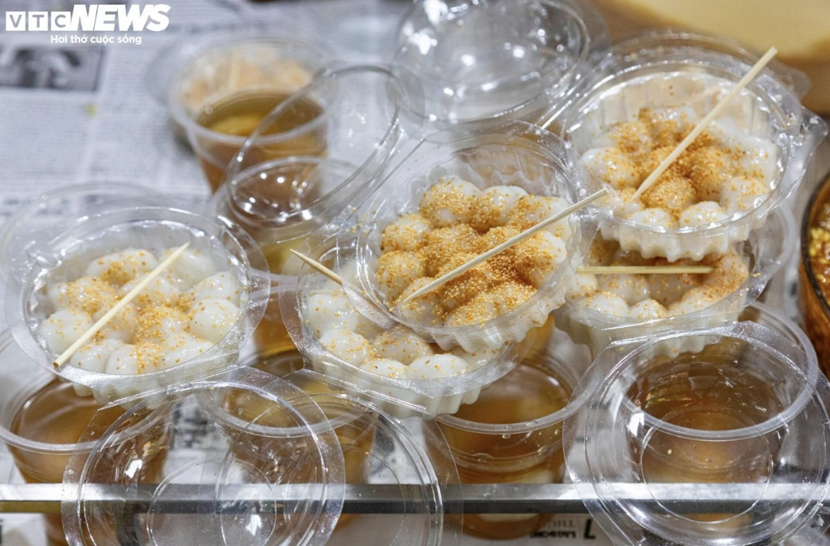 hanoians prepare floating cakes to celebrate cold food festival picture 1