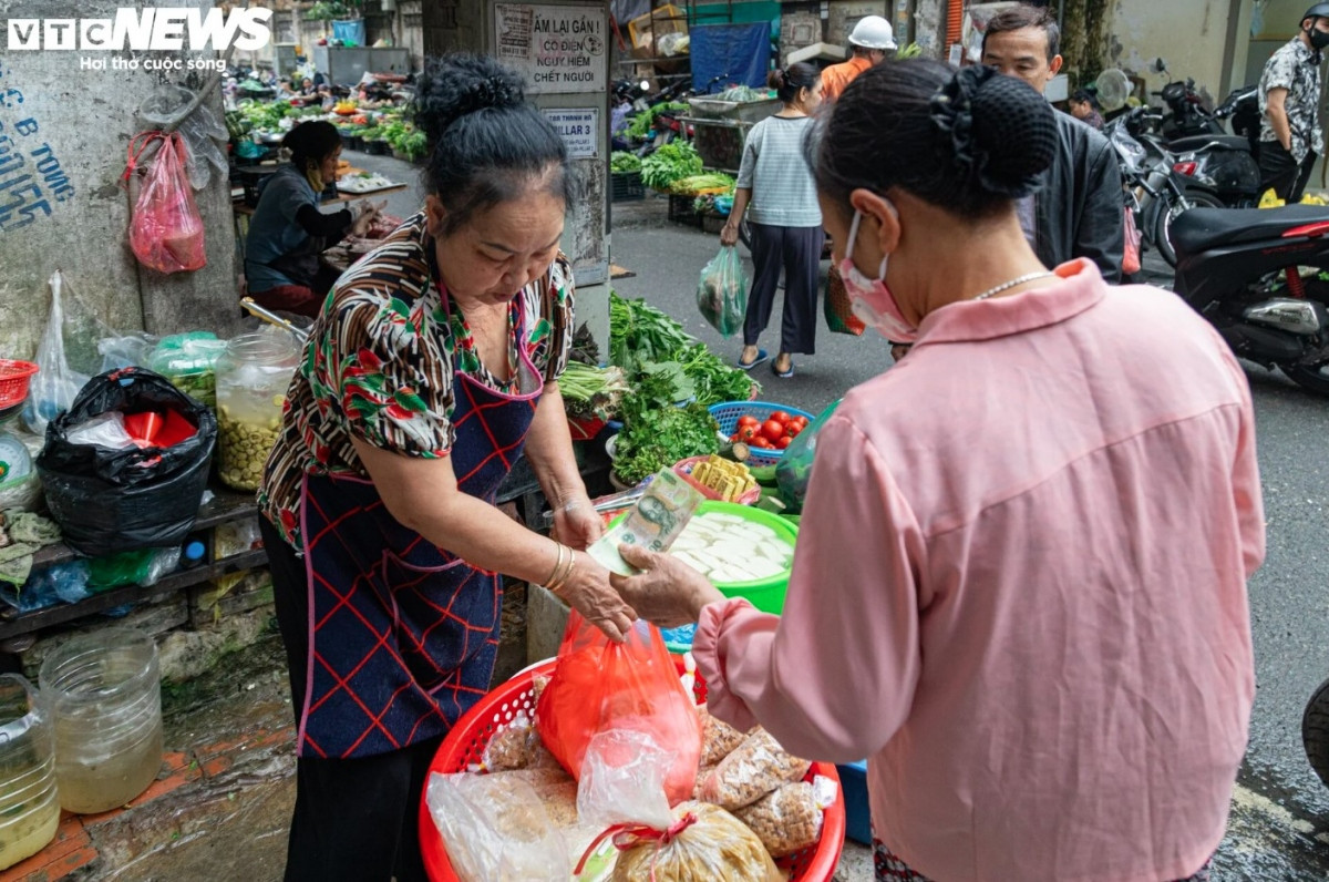 hanoians prepare floating cakes to celebrate cold food festival picture 3