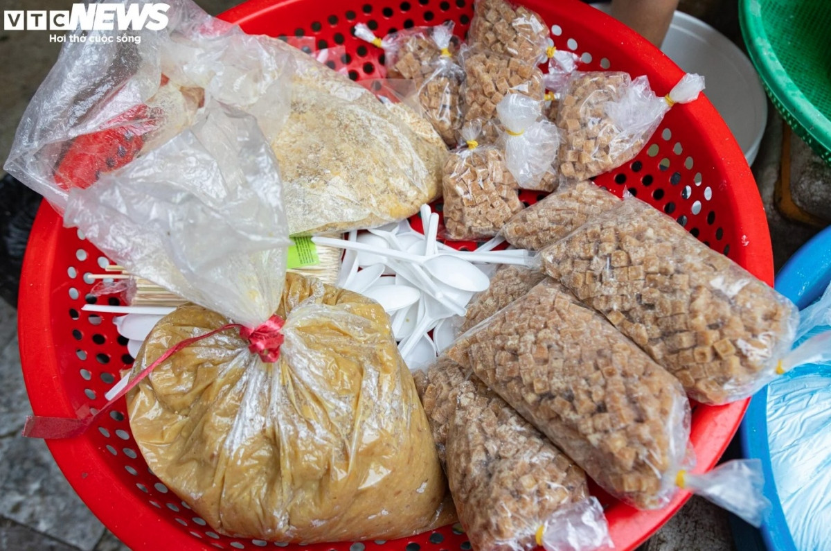 hanoians prepare floating cakes to celebrate cold food festival picture 4