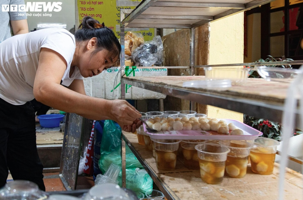 hanoians prepare floating cakes to celebrate cold food festival picture 7