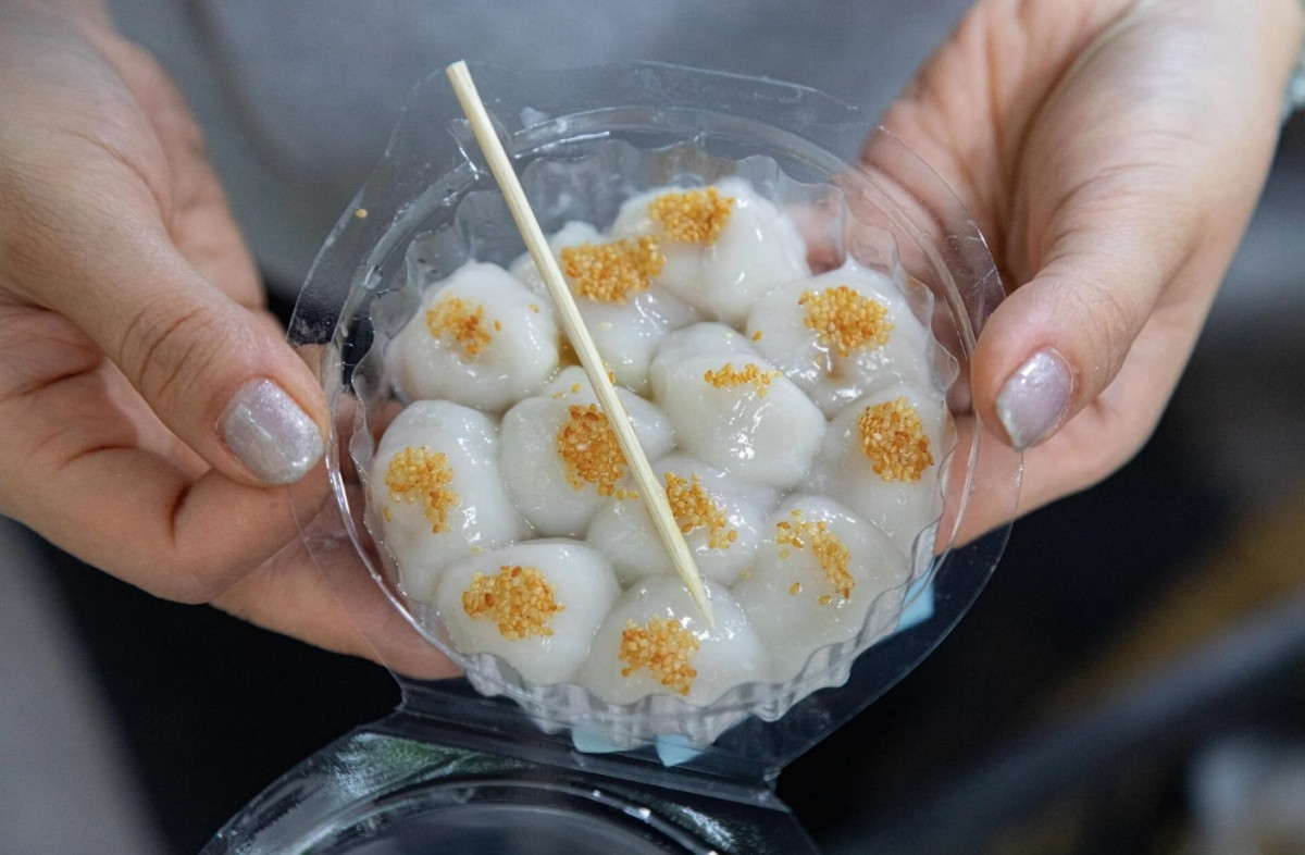 hanoians prepare floating cakes to celebrate cold food festival picture 8