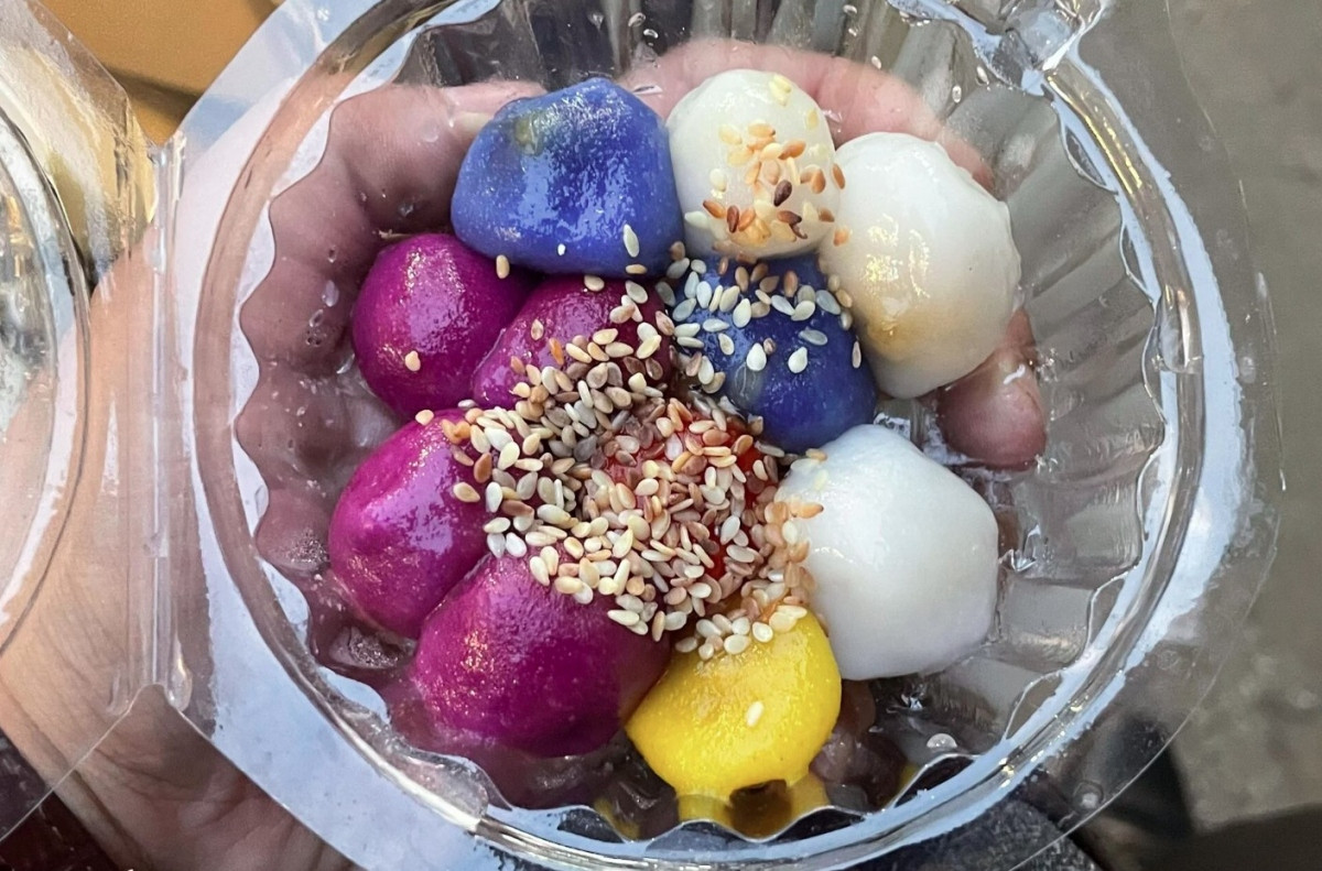 hanoians prepare floating cakes to celebrate cold food festival picture 9