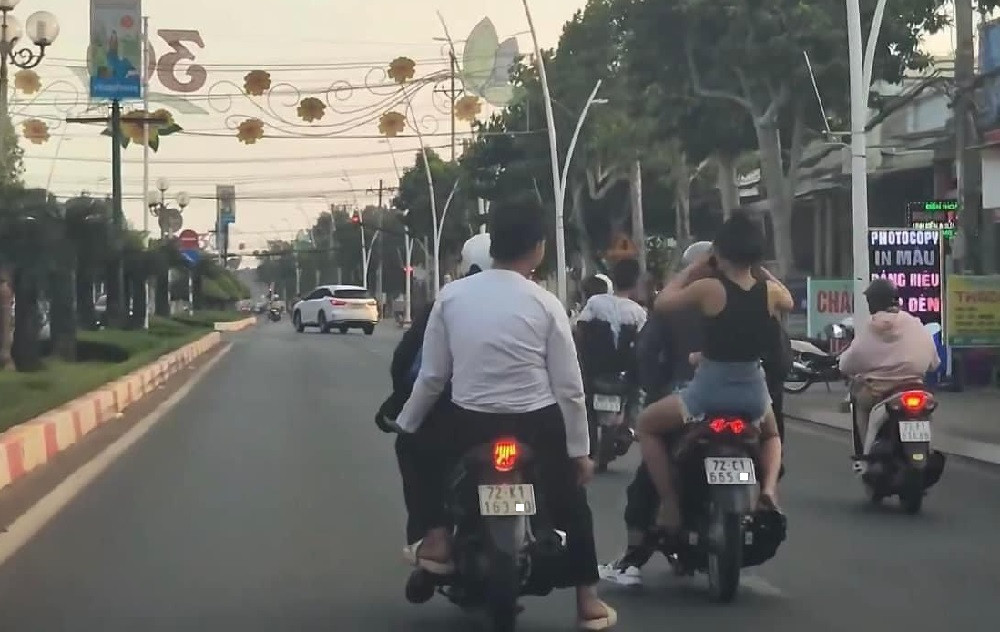 nhom nam nu chay xe lang lach danh vong tren duong.jpg