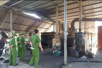 Phát hiện xưởng nấu dầu 'lậu' trong vườn tràm, thu giữ 11.000 lít nhớt
