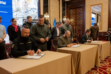 Ukraine và Anh ký thỏa thuận quốc phòng, Đức gửi thêm viện trợ cho Kiev