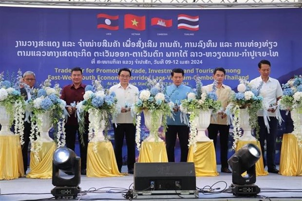 Vietnam-Laos-Cambodia-Thailand trade fair opens in Laos hinh anh 1