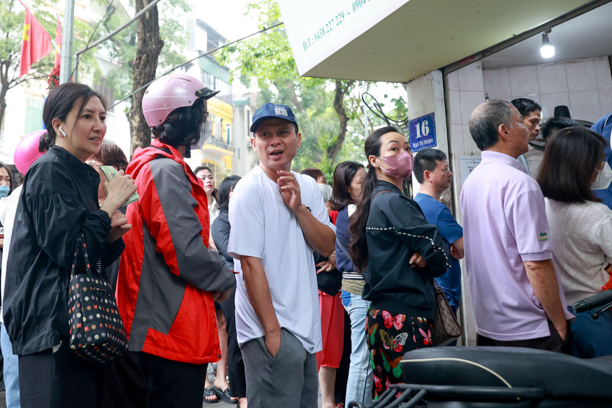 Xếp hàng 2 tiếng 'săn' bánh trôi ngày Tết Hàn thực