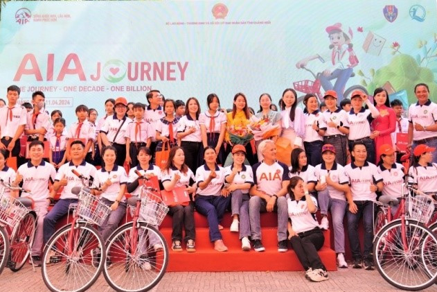 AIA Việt Nam tặng xe đạp cho trẻ em nghèo Quảng Ngãi