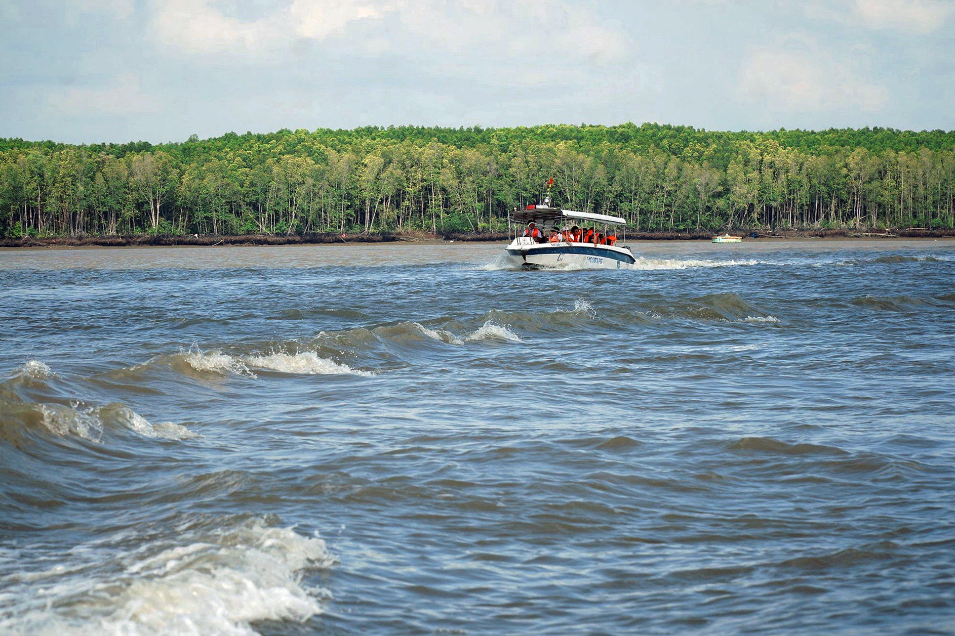 con song long tau menh mang song nuoc.jpg
