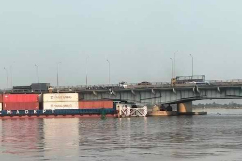 Đề nghị tạm giữ tàu mắc kẹt dưới cầu Đồng Nai, yêu cầu khắc phục thiệt hại