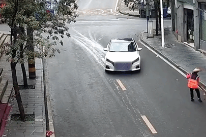 Nữ tài xế quên kéo phanh tay, ô tô trôi dốc đâm hàng loạt xe máy trên đường