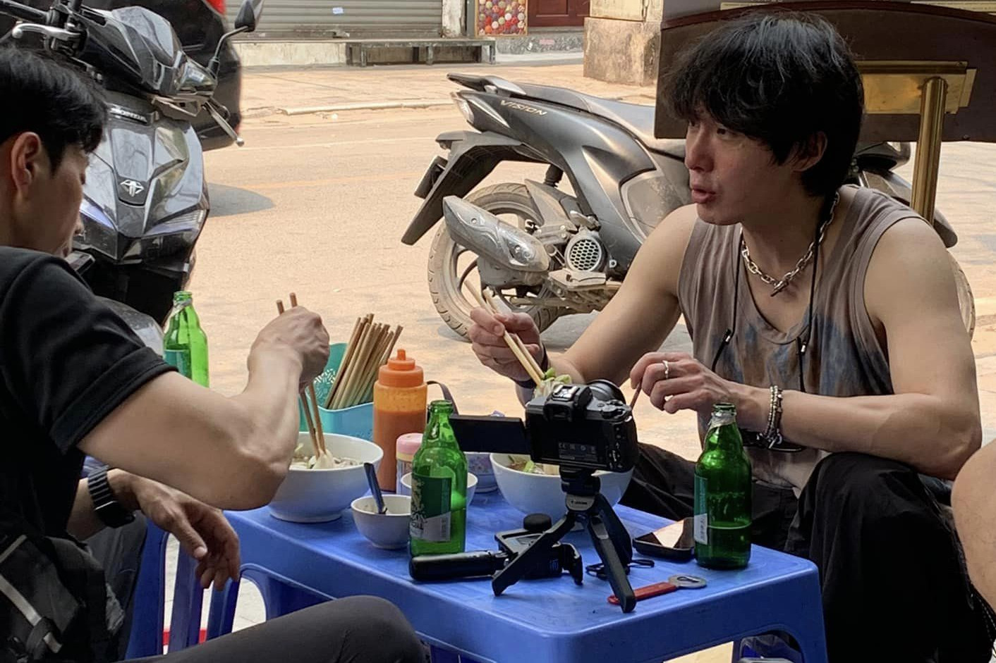 Sao Hàn khoe đi du lịch Hà Nội, ăn phở áp chảo vỉa hè húp cạn cả nước dùng