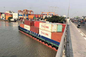 Tàu chở container tải trọng nghìn tấn đứt neo, mắc kẹt dưới gầm cầu Đồng Nai